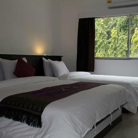 Sri Chumphon Hotel Екстериор снимка